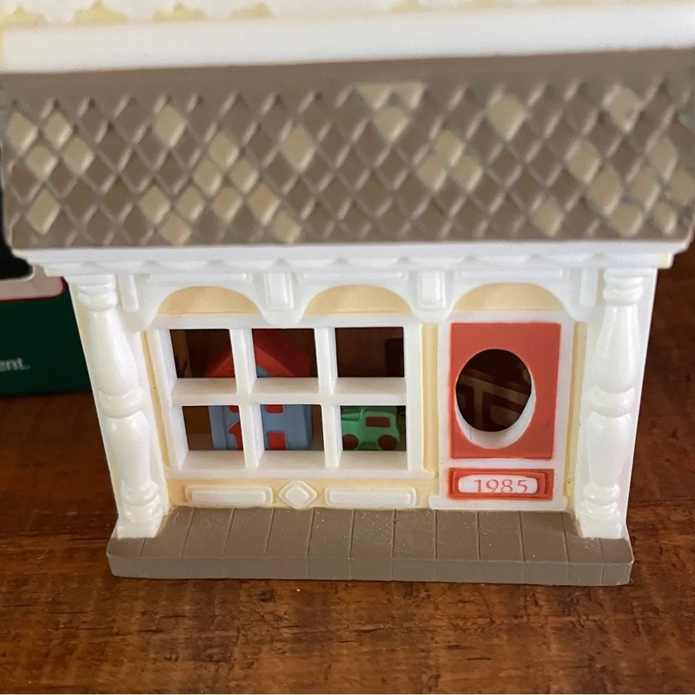 Hallmark Collector's Series 1985 ~ 2nd in Series Nostalgic Dollhouse ~ Toy Shop